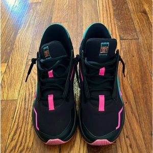 Black luminous pink pumas